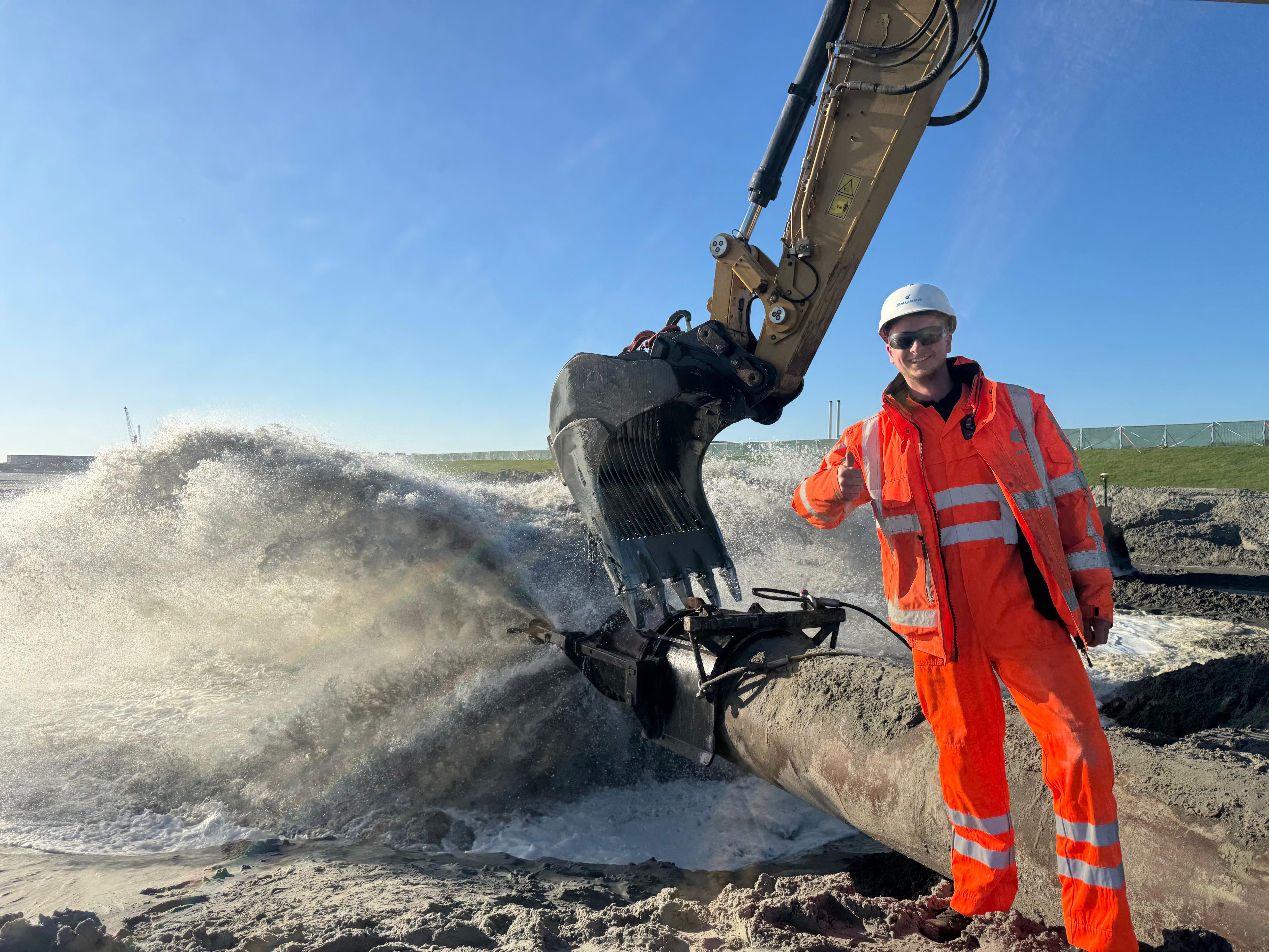 Roan aan het werk met graafmachine