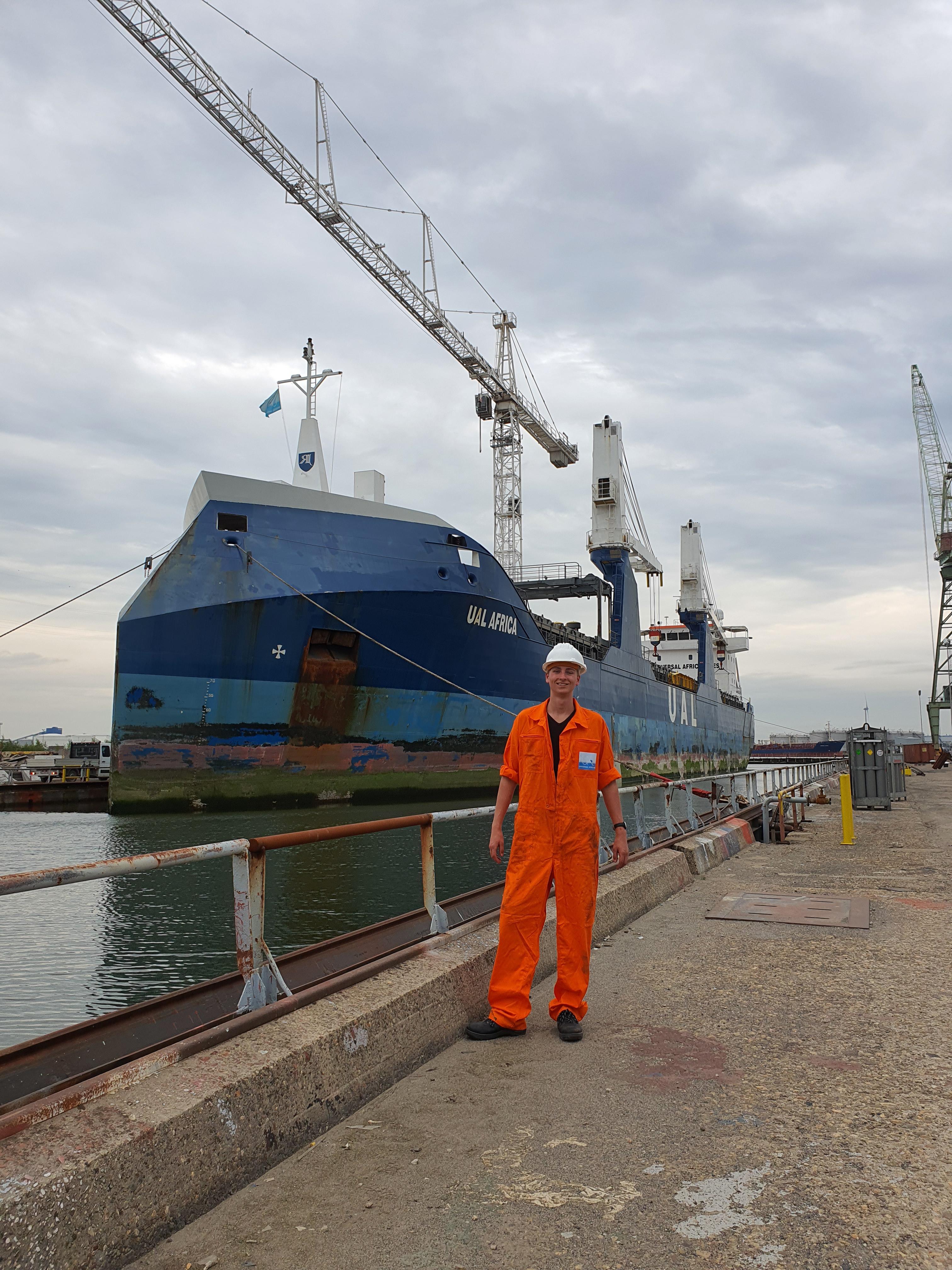Roan op locatie bij schip